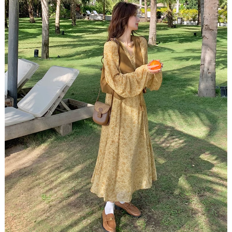 ブラウンベスト×Vネックシフォンワンピース