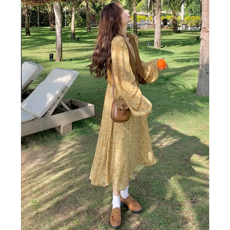 ブラウンベスト×Vネックシフォンワンピース