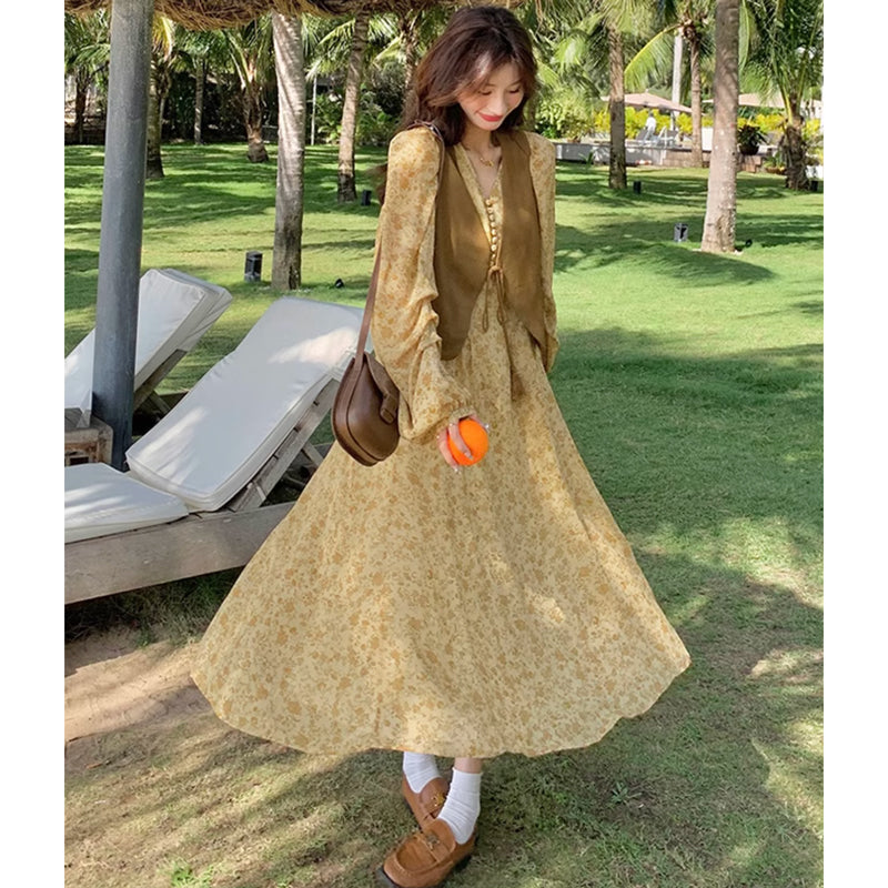 ブラウンベスト×Vネックシフォンワンピース