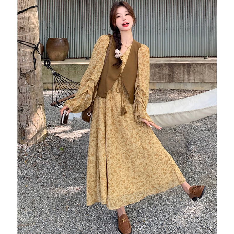 ブラウンベスト×Vネックシフォンワンピース