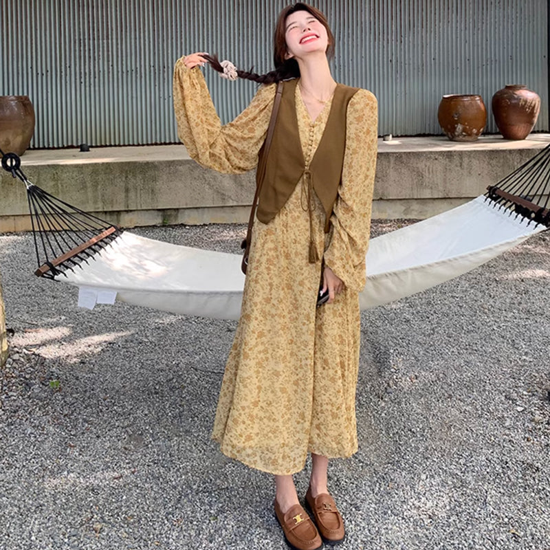 ブラウンベスト×Vネックシフォンワンピース