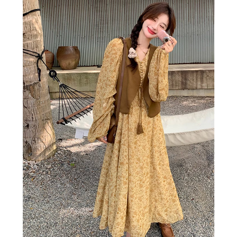 ブラウンベスト×Vネックシフォンワンピース