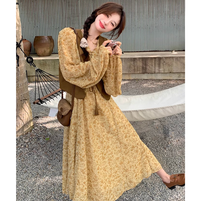 ブラウンベスト×Vネックシフォンワンピース