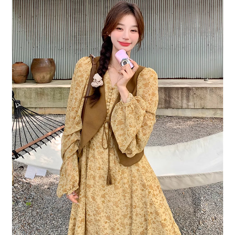 ブラウンベスト×Vネックシフォンワンピース