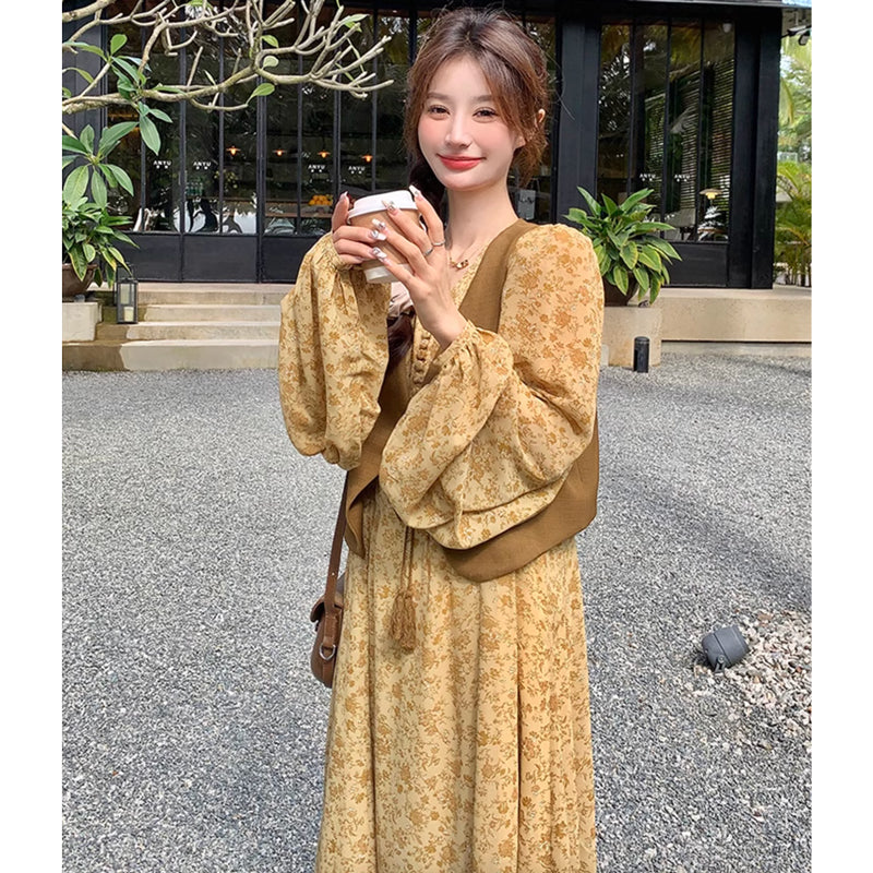 ブラウンベスト×Vネックシフォンワンピース