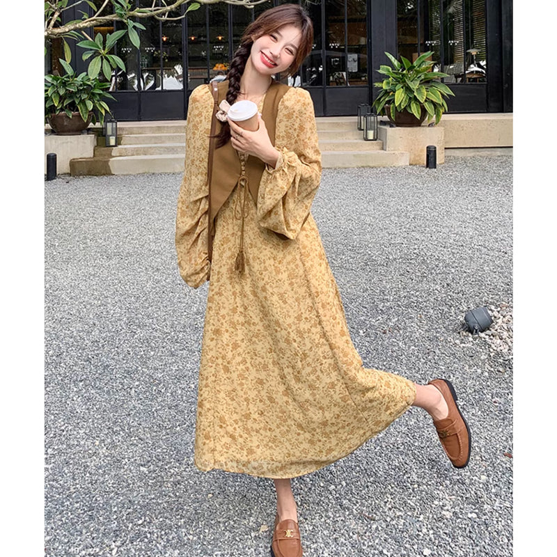 ブラウンベスト×Vネックシフォンワンピース