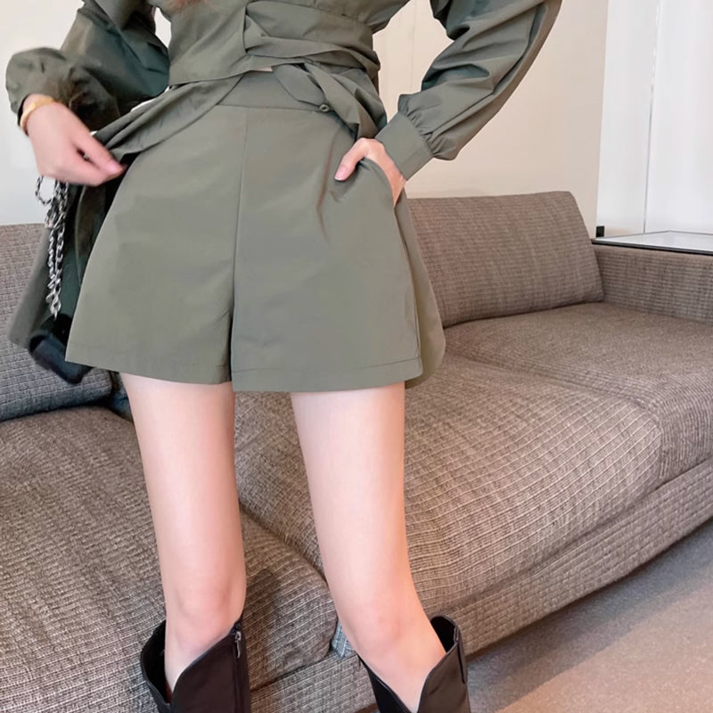 ミリタリーロングシャツ×ショートパンツ