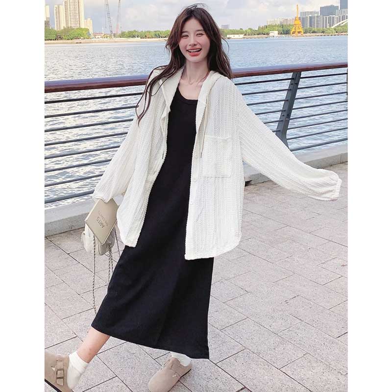 フード付きブラウス×ノースリーブワンピース