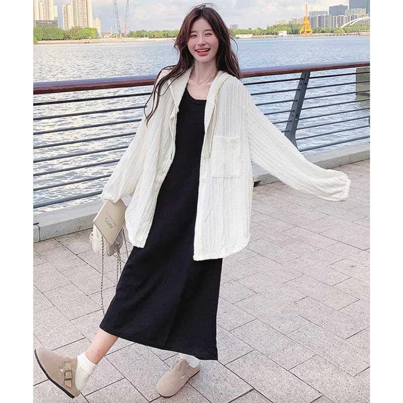 フード付きブラウス×ノースリーブワンピース