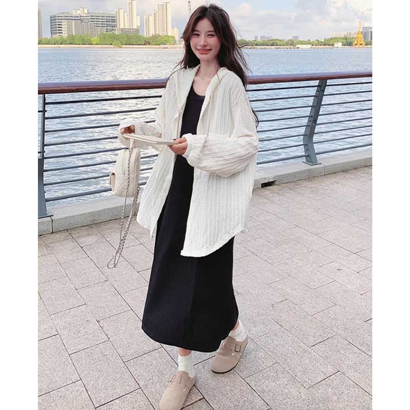 フード付きブラウス×ノースリーブワンピース