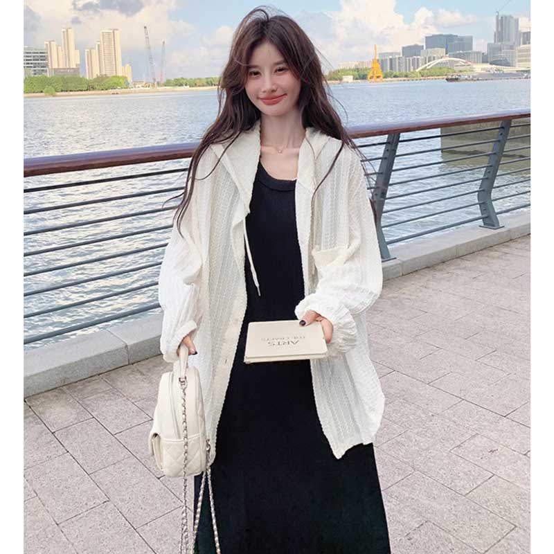 フード付きブラウス×ノースリーブワンピース