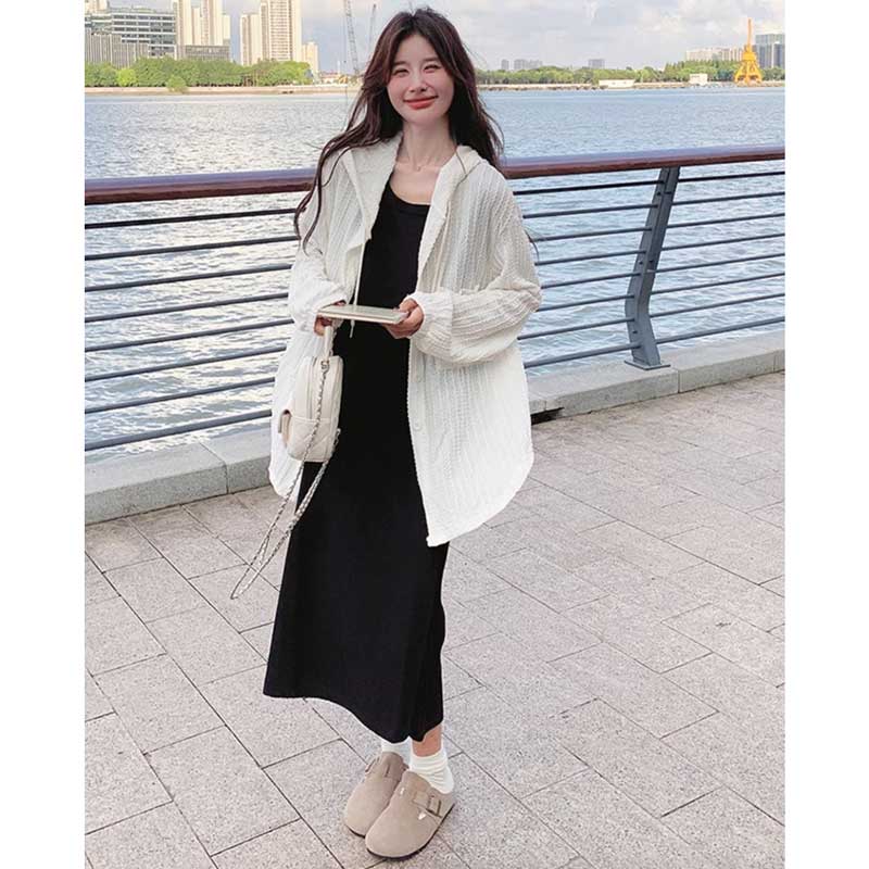 フード付きブラウス×ノースリーブワンピース