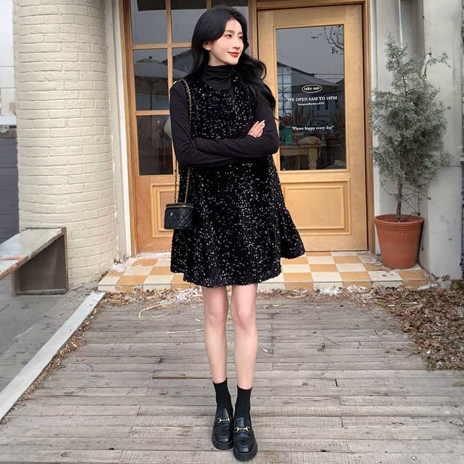 ハイネックカットソー×グリッターワンピース