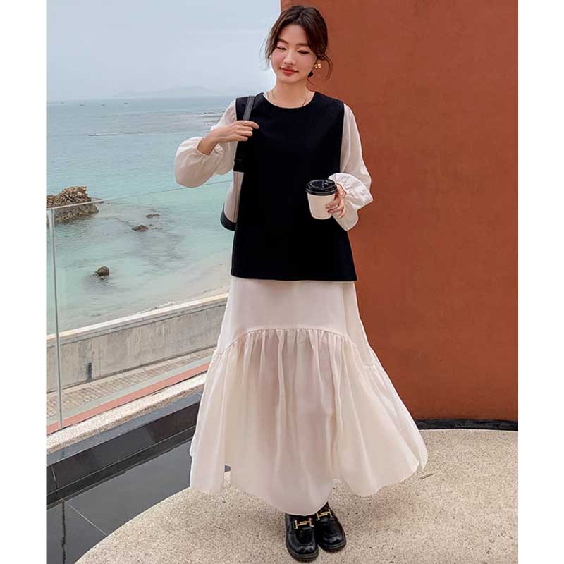 バックスリットベスト×Vネックワンピース