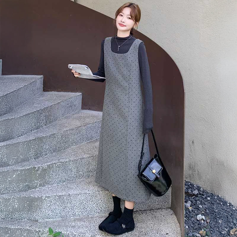 ハイネックニット×ドットワンピース