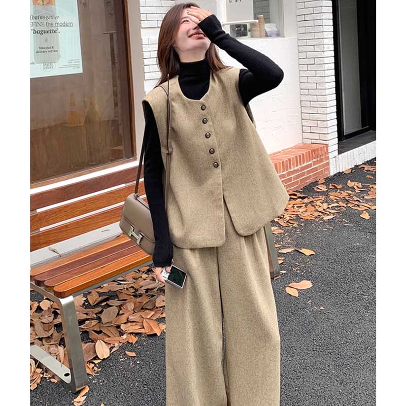 ラウンドネックベスト×ワイドタックパンツ