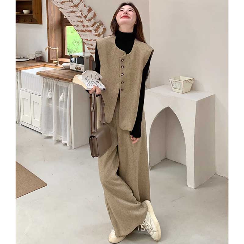 ラウンドネックベスト×ワイドタックパンツ