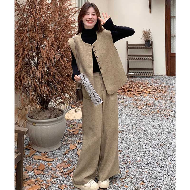 ラウンドネックベスト×ワイドタックパンツ