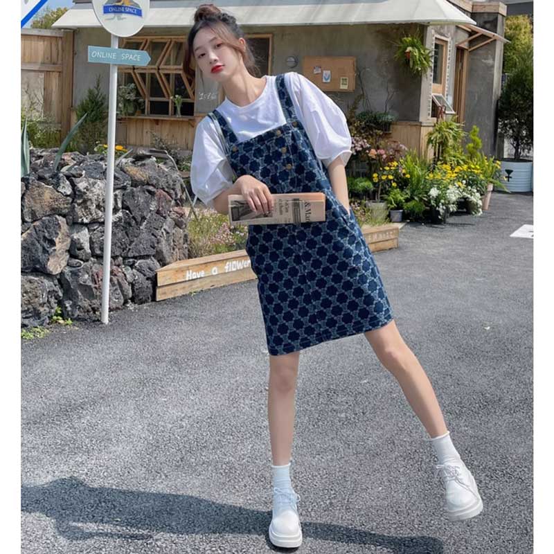 バルーン袖カットソー×デニムサロペットスカート