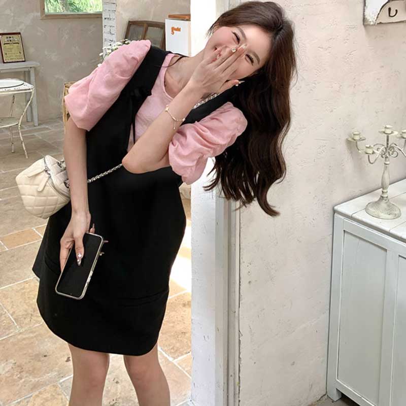 ギャザースリーブカットソー×サスペンダースカート