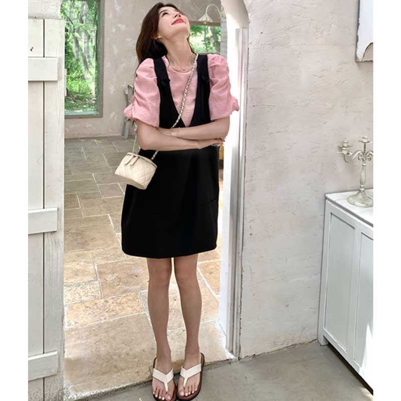 ギャザースリーブカットソー×サスペンダースカート