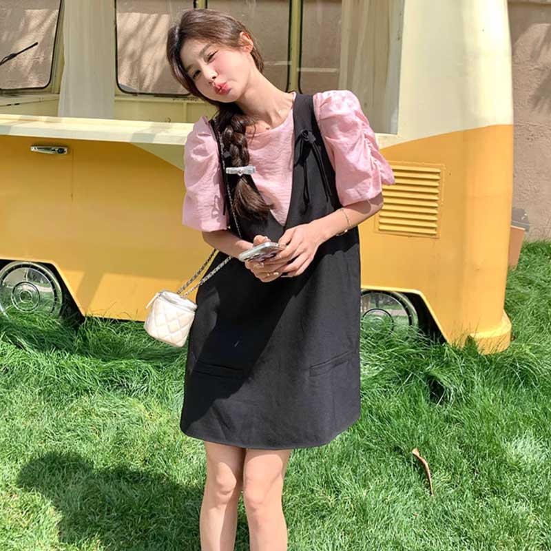 ギャザースリーブカットソー×サスペンダースカート