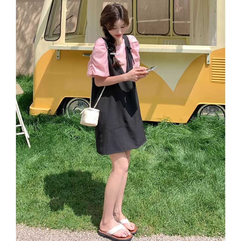 ギャザースリーブカットソー×サスペンダースカート