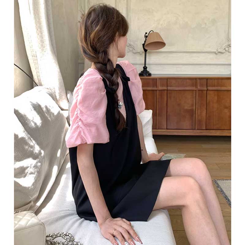 ギャザースリーブカットソー×サスペンダースカート