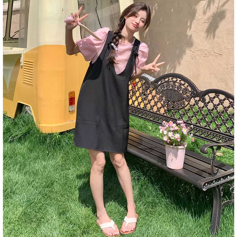 ギャザースリーブカットソー×サスペンダースカート