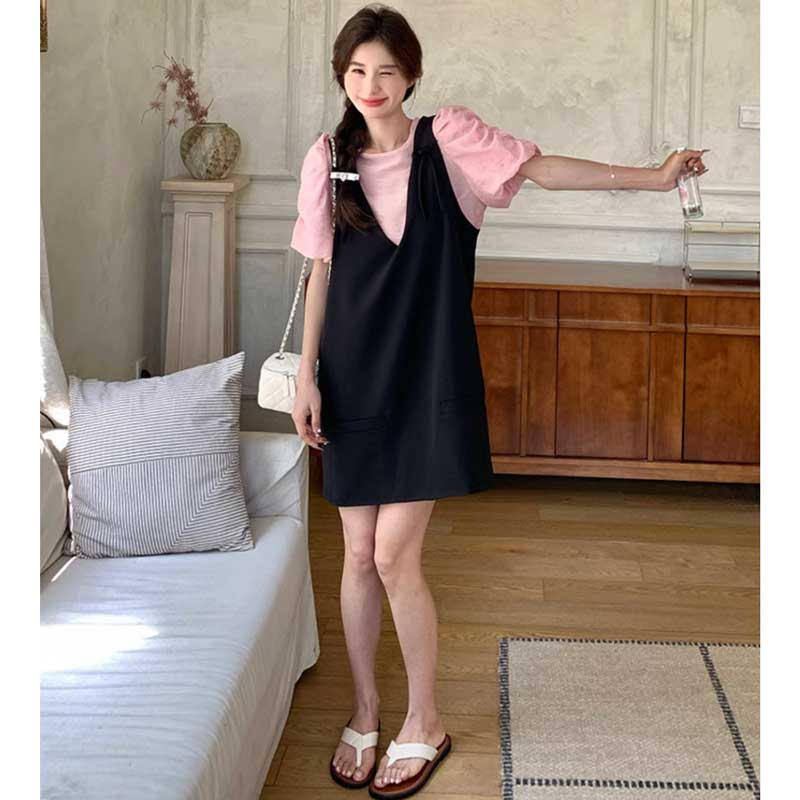 ギャザースリーブカットソー×サスペンダースカート