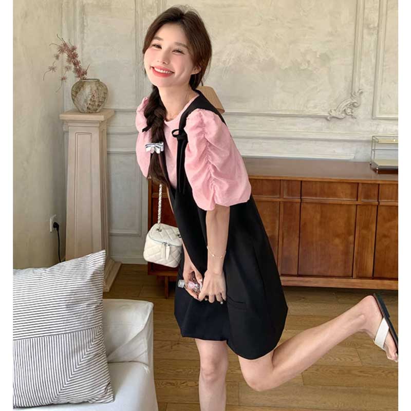 ギャザースリーブカットソー×サスペンダースカート