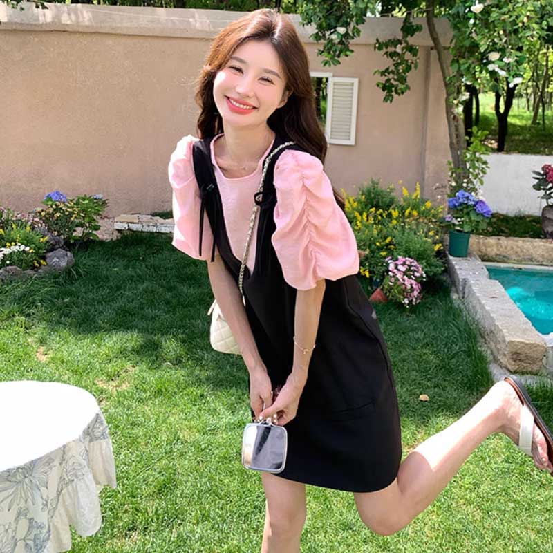 ギャザースリーブカットソー×サスペンダースカート