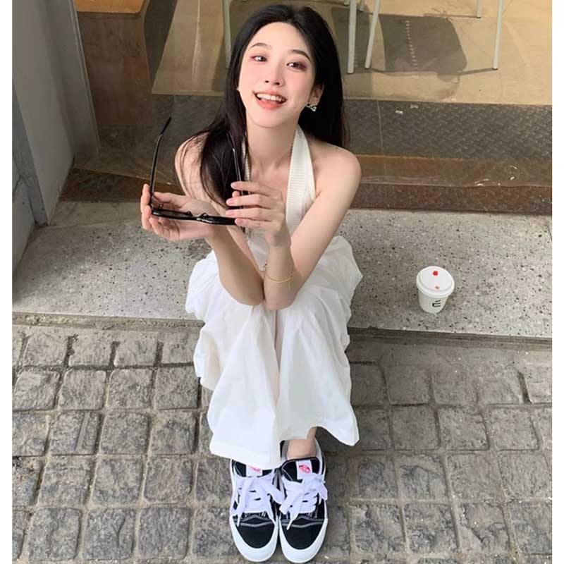 ホルターネックニット×ホワイトワイドパンツ