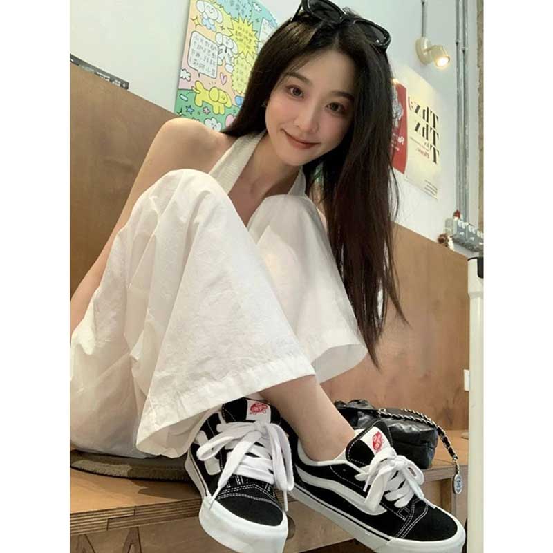 ホルターネックニット×ホワイトワイドパンツ