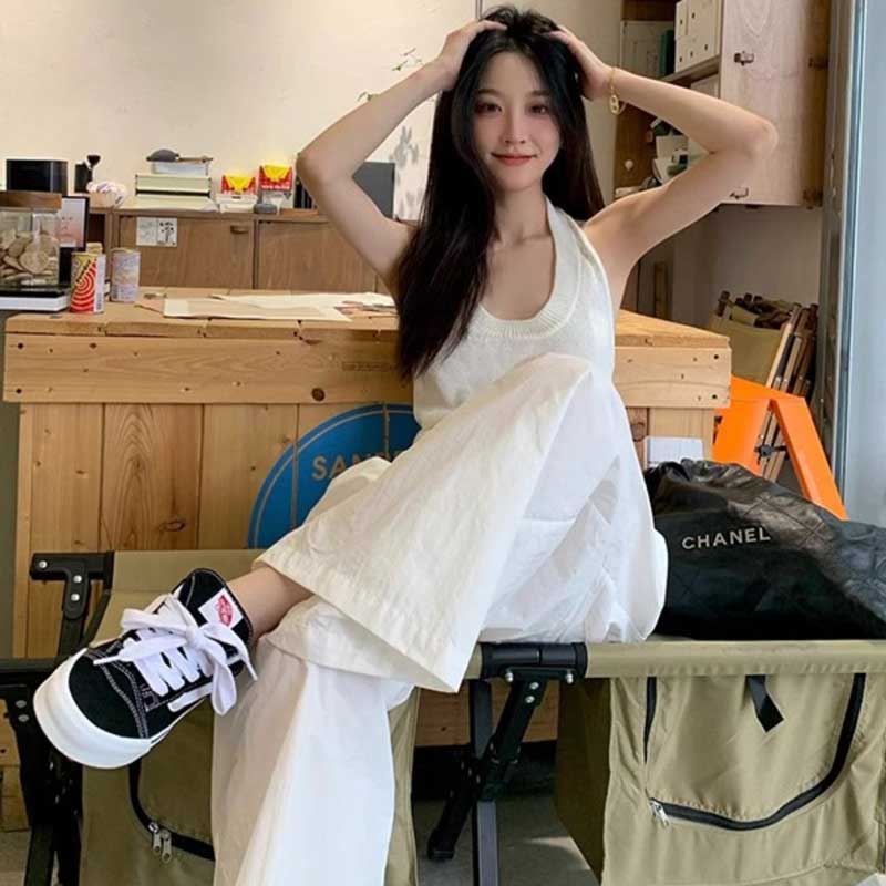 ホルターネックニット×ホワイトワイドパンツ