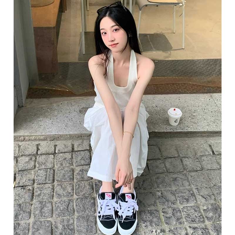 ホルターネックニット×ホワイトワイドパンツ