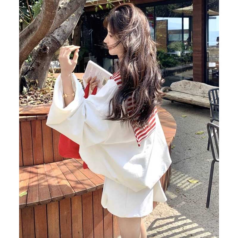 肩掛けニット風ホワイトセットアップ