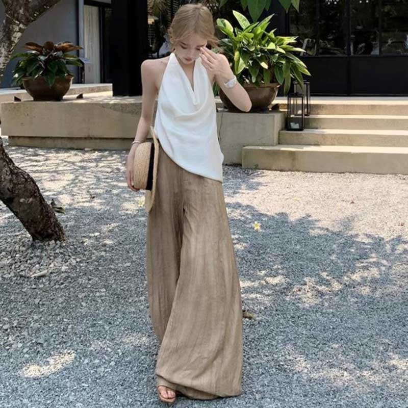 ホルターネックトップス×ワイドパンツ