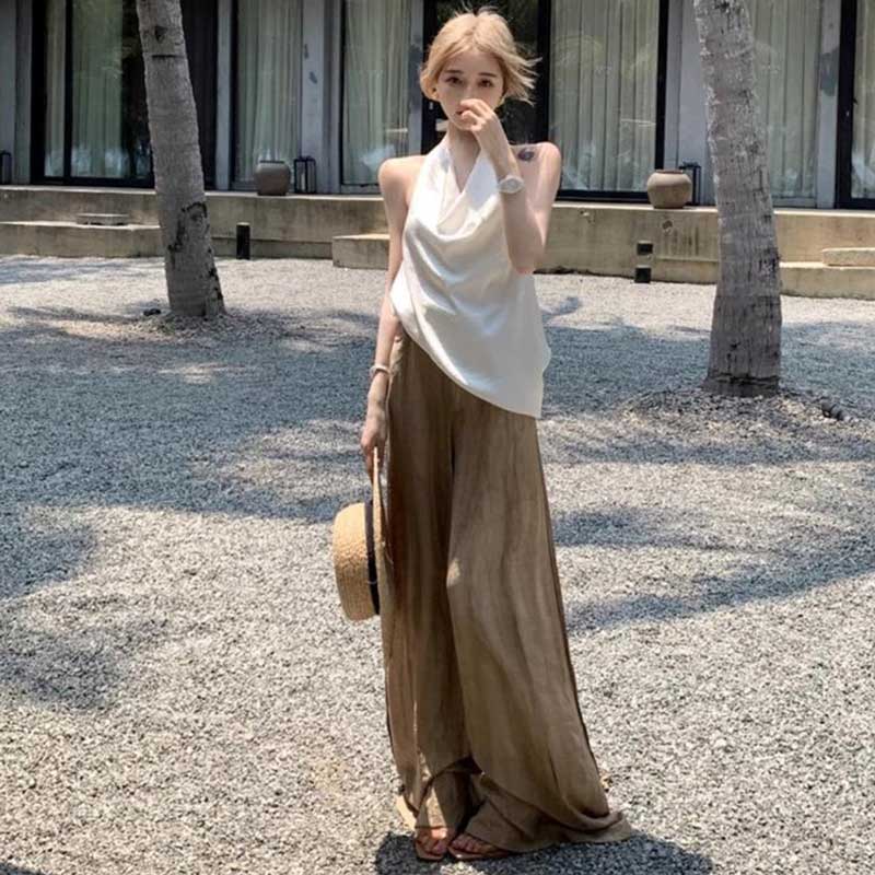 ホルターネックトップス×ワイドパンツ