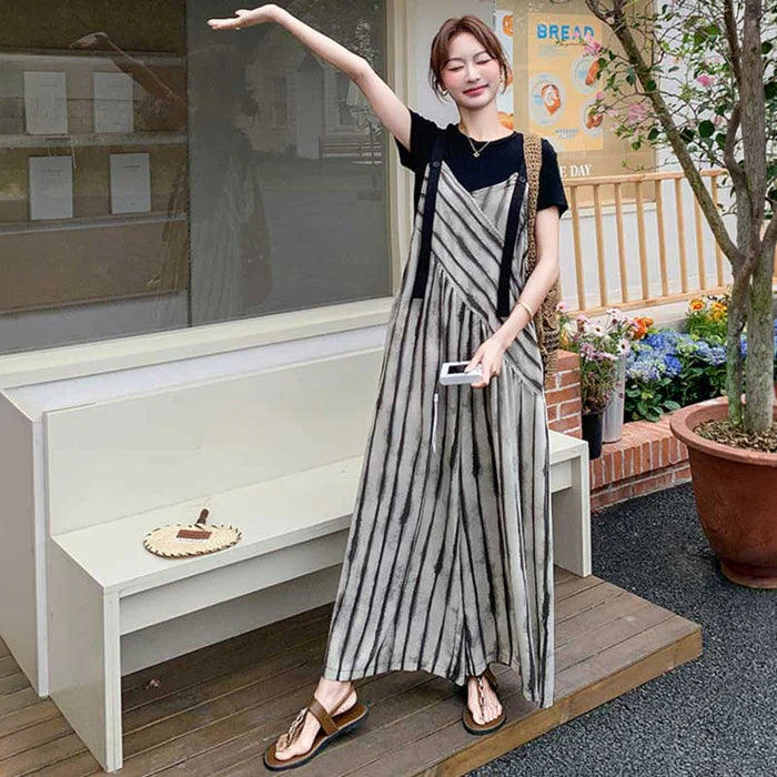 ブラックTシャツ×ストライプサロペットパンツ