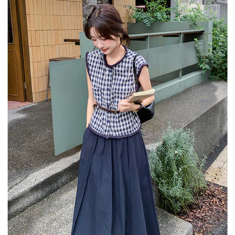 ギンガムチェックブラウス×ネイビーフレアスカート