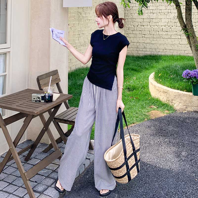 アシメスリットTシャツ×ストライプパンツ