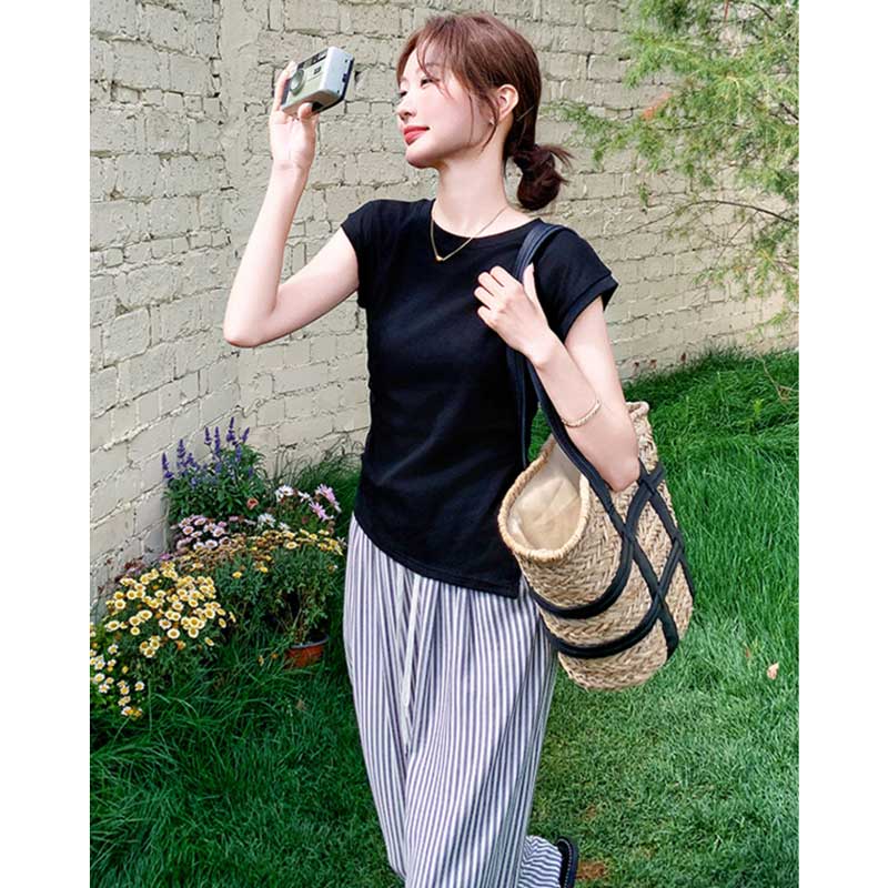 アシメスリットTシャツ×ストライプパンツ