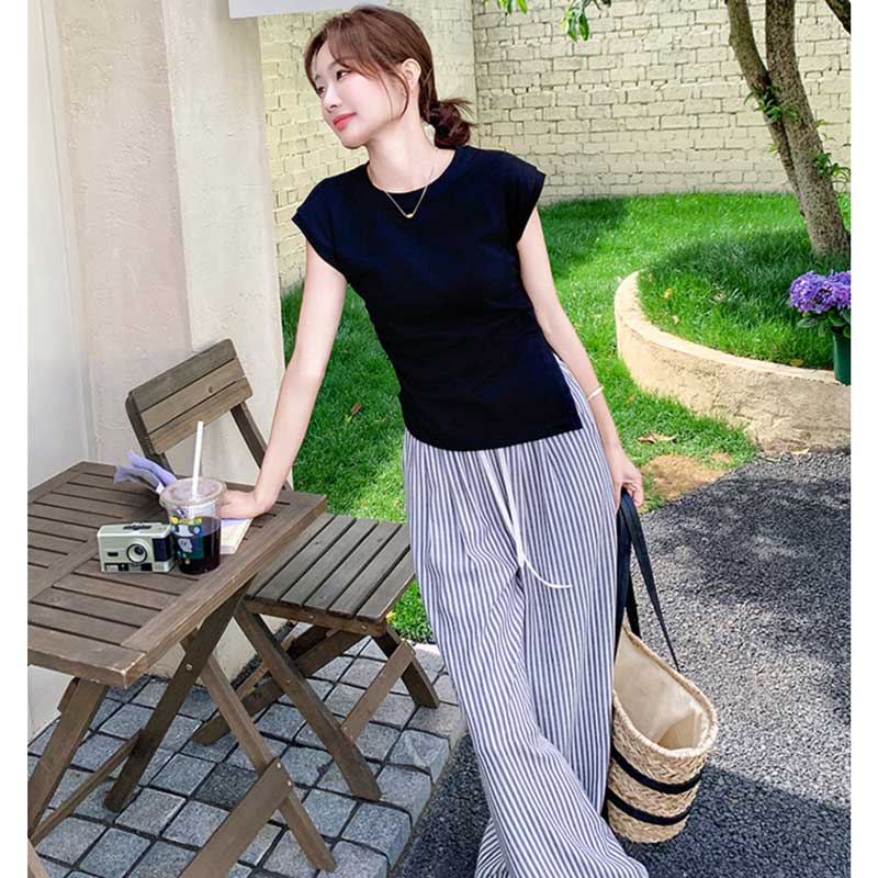 アシメスリットTシャツ×ストライプパンツ