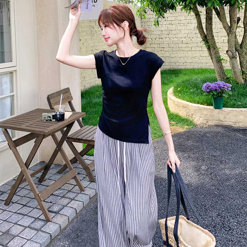 アシメスリットTシャツ×ストライプパンツ