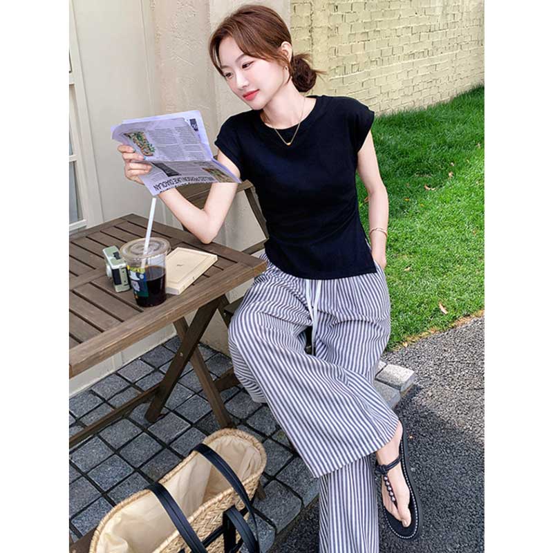 アシメスリットTシャツ×ストライプパンツ