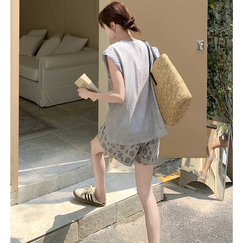 フリル袖トップス×ペイズリー柄ショートパンツ