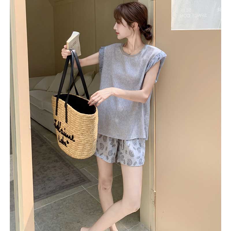 フリル袖トップス×ペイズリー柄ショートパンツ