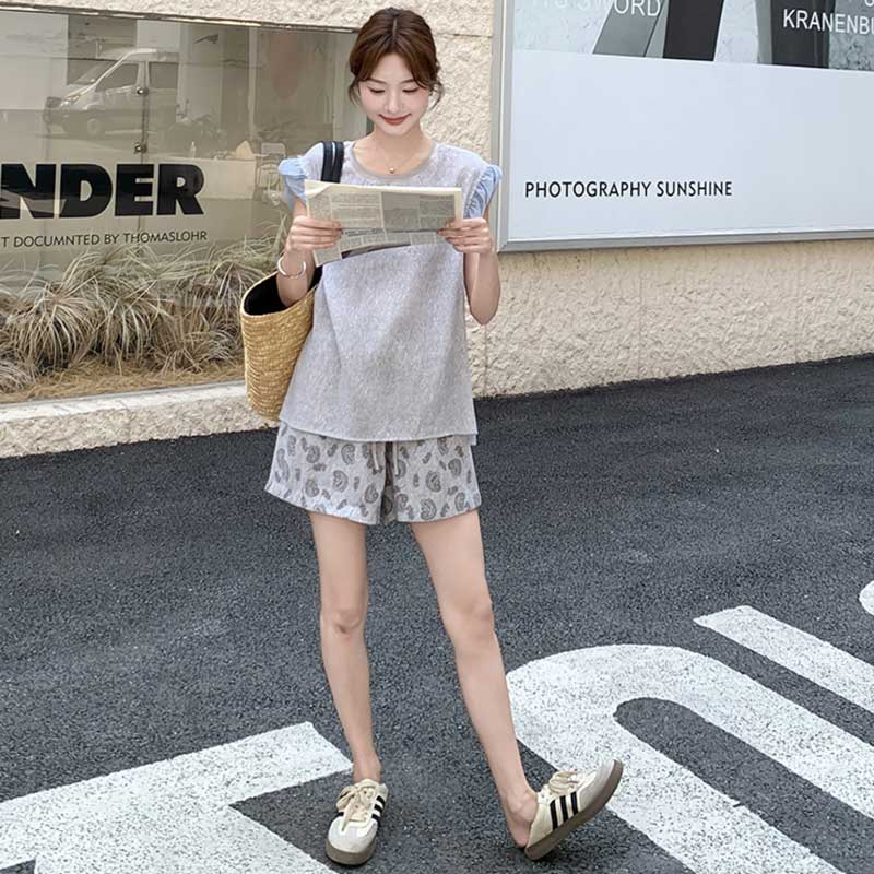 フリル袖トップス×ペイズリー柄ショートパンツ