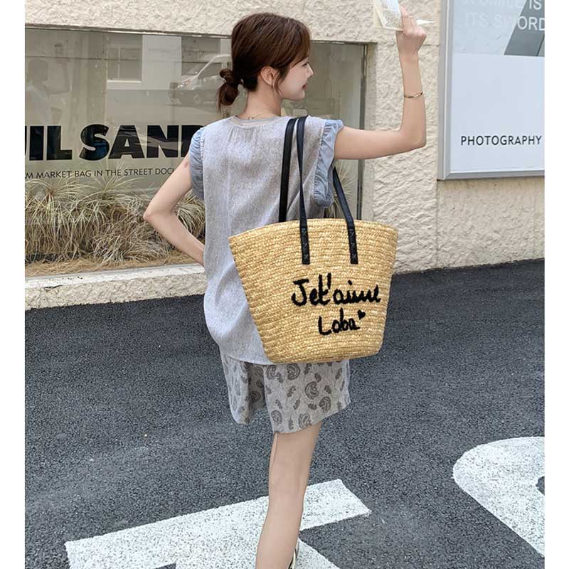 フリル袖トップス×ペイズリー柄ショートパンツ